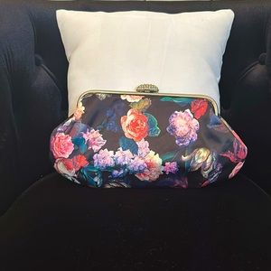 Black Floral Clutch Purse💐🖤💐